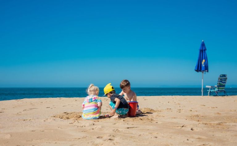 Family beaches Lefkada – children playing on safe, calm beach in Nidri
